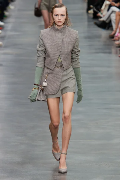 Look 18